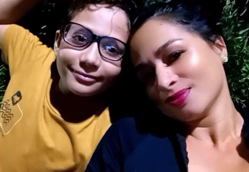 ‘Vou tentar superar’, diz filho de servidora pública que morreu após cair de moto em cruzamento