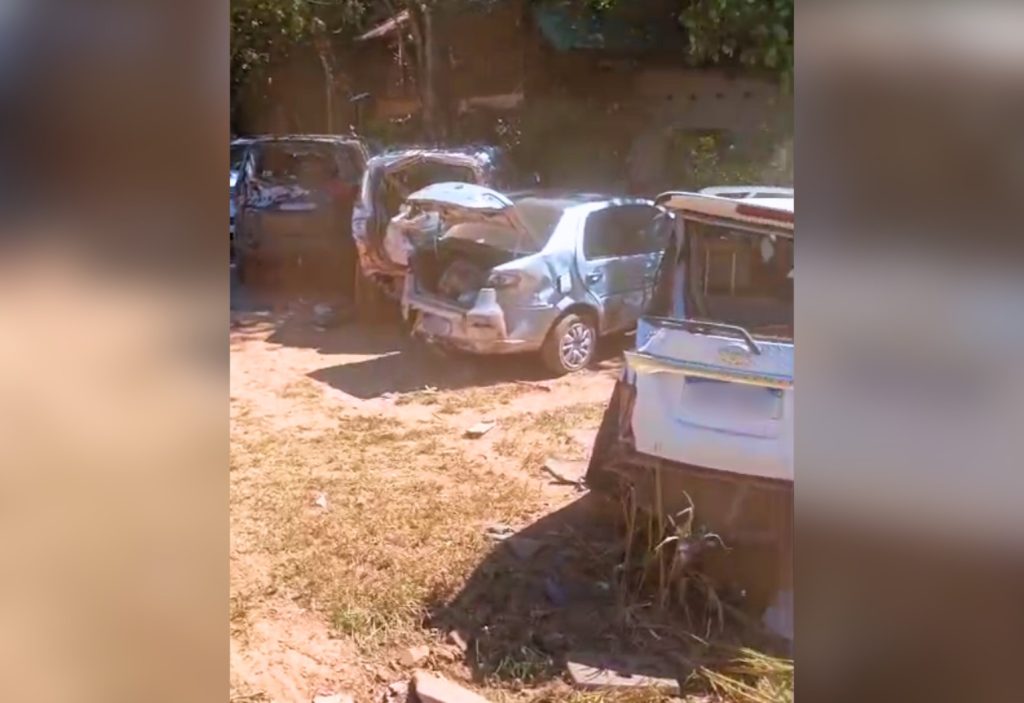 Vídeo mostra momento em que caminhão invade estacionamento e atinge carros após descer serra no TO