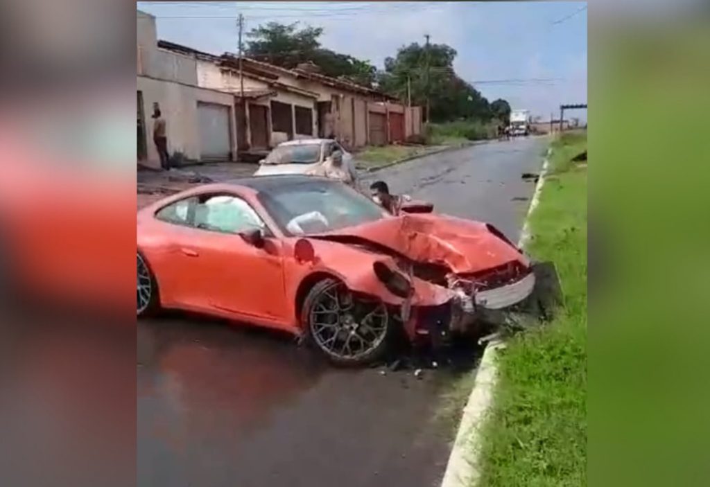 Dono de porsche de mais de R$ 700 mil que teve perda total após bater em poste diz que seguro cobriu valor