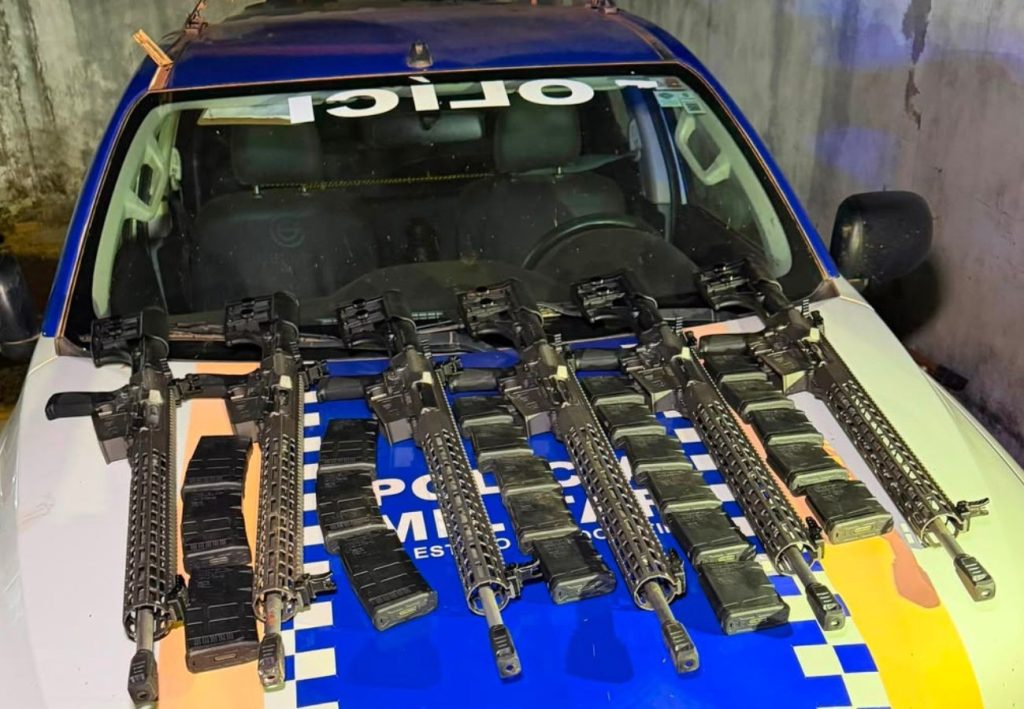 Fuzis são encontrados dentro de carro após capotamento no TO