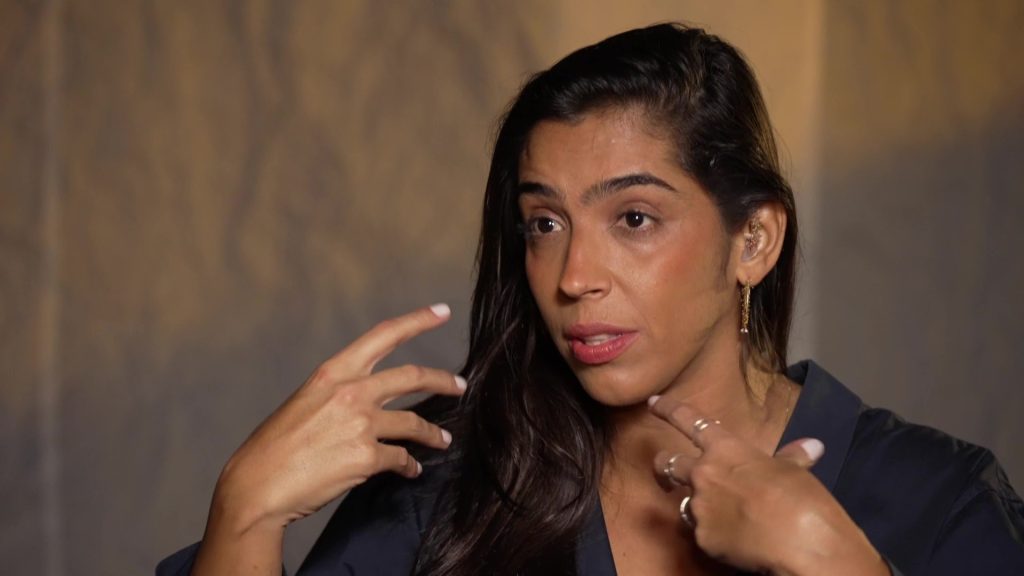 Filha de Regina Casé fala sobre deficiência auditiva e transforma experiência em peça para ampliar debate sobre surdez; VÍDEO