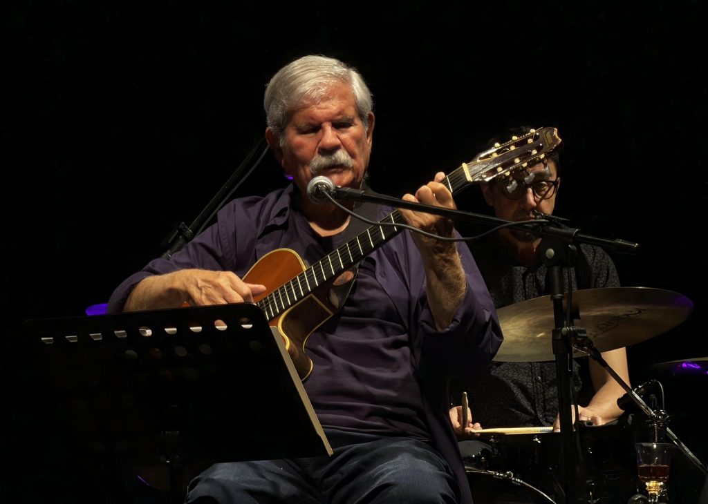É bonito de se ver o show em que Dori Caymmi canta e honra a própria família