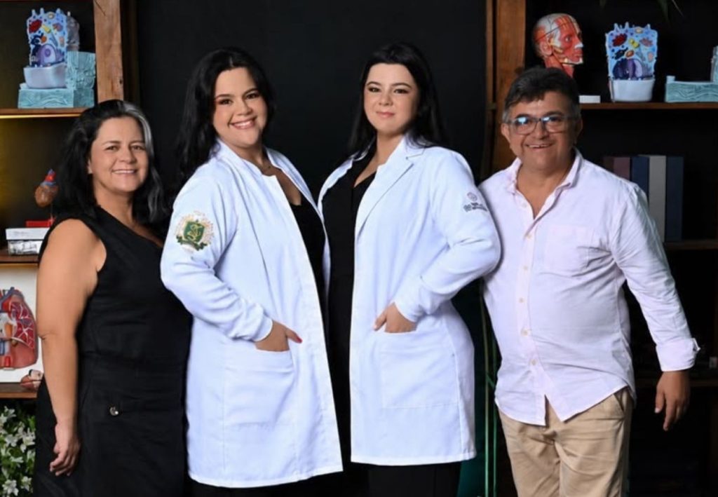 ‘Levanto 5h da manhã’, diz feirante que paga faculdade de medicina das duas filhas vendendo pastel